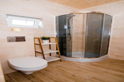 Moderne badkamer in Ustecka Osada 45m2 in Denemarken met hoekdouche, toilet en houten afwerking.