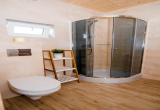Moderne badkamer in Ustecka Osada 45m2 in Denemarken met hoekdouche, toilet en houten afwerking.