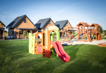 Spielplatz und Holzhütten bei Ustecka Osada 45m2 mit Rutschen, Schaukeln und viel Grün in Dänemark.