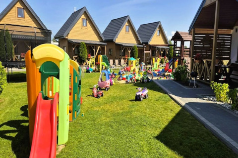 Buitenspeeltuin met kleurrijk speelgoed en houten huisjes bij Ustecka Osada 45m2 in Denemarken.
