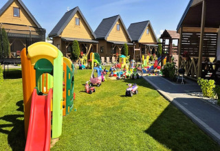 Buitenspeeltuin met kleurrijk speelgoed en houten huisjes bij Ustecka Osada 45m2 in Denemarken.