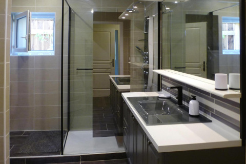 Baño moderno de la casa Holiday home «Le Porge» en Francia con doble lavabo, ducha y grandes espejos.