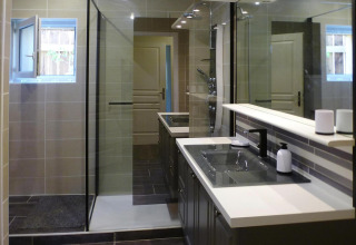 Baño moderno de la casa Holiday home «Le Porge» en Francia con doble lavabo, ducha y grandes espejos.