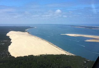 Vista aerea delle dune e della costa vicino a Holiday home «Le Porge» sulla costa atlantica francese.