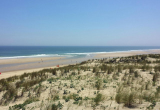 Vista sulle dune di sabbia e sulla spiaggia presso Holiday home «Le Porge» in Francia in una giornata limpida.
