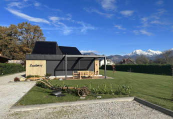 Excellency lodge met zonnepanelen en zicht op bergen met sneeuw in Slovenië en mooi landschap.