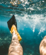 Persona con pinne nuota sott'acqua vicino a Santa Cristina d'Aro, Catalogna, Spagna esplorando la zona.