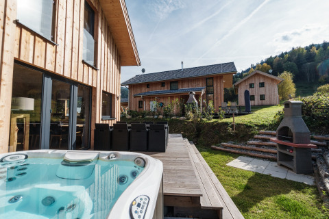Terrasse mit Whirlpool und Grill bei Kreischberg Chalets 29, moderne Holzhütten in Österreich.