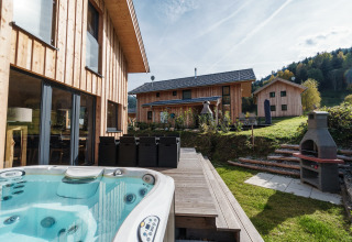 Terrasse mit Whirlpool und Grill bei Kreischberg Chalets 29, moderne Holzhütten in Österreich.