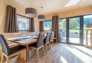 Helles Esszimmer aus Holz mit großen Fenstern und Naturblick, Kreischberg Chalets 29 in Österreich.
