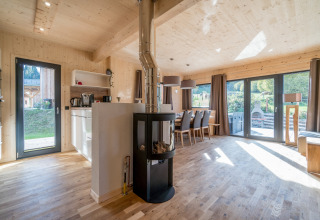 Helles, modernes Chalet Kreischberg Chalets 29 mit Kamin, Esstisch und großen Fenstern in Österreich.
