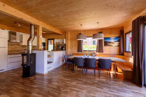 Innenraum des Kreischberg Chalets 29 in Österreich mit Holzelementen, Küche und Essbereich.