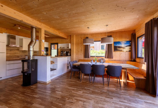 Innenraum des Kreischberg Chalets 29 in Österreich mit Holzelementen, Küche und Essbereich.
