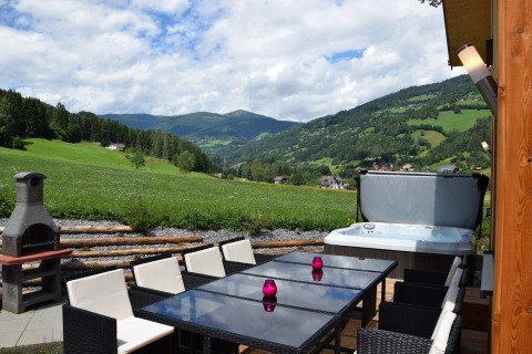 Terrasse mit Whirlpool, Esstisch und herrlichem Bergblick bei Kreischberg Chalets 29 in Österreich.