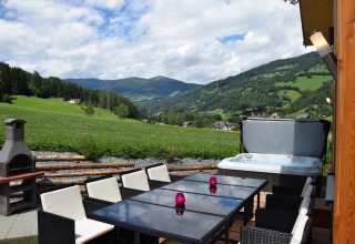 Terrasse mit Whirlpool, Esstisch und herrlichem Bergblick bei Kreischberg Chalets 29 in Österreich.