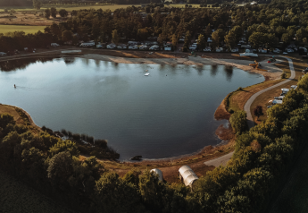 Vue aérienne du Water Lodge au parc récréatif De Achterste Hoef aux Pays-Bas, près d’un grand étang.