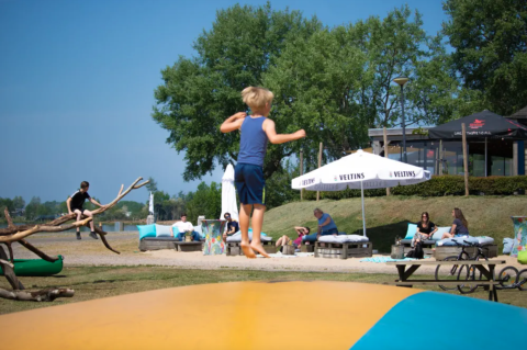 Airtrampoline - Recreatiepark Riverside - Vodatent - Appeltern, Gelderland, Países Bajos