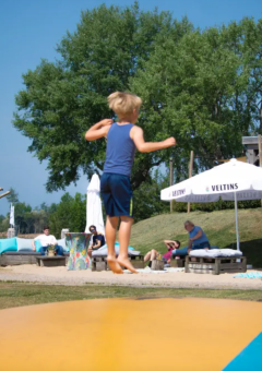 Airtrampoline - Recreatiepark Riverside - Vodatent - Appeltern, Gelderland, Países Bajos