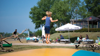 Airtrampoline - Recreatiepark Riverside - Vodatent - Appeltern, Gelderland, Países Bajos