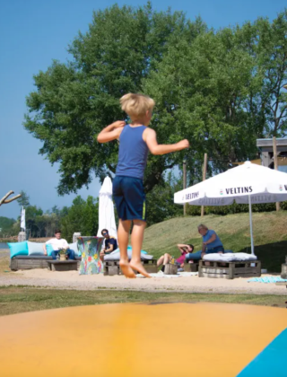 Airtrampoline - Recreatiepark Riverside - Vodatent - Appeltern, Gelderland, Países Bajos