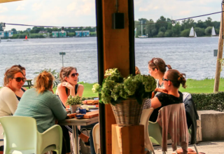 Terrasse au bord de l'eau - Recreatiepark Riverside - Vodatent - Appeltern, Gelderland, Pays-Bas