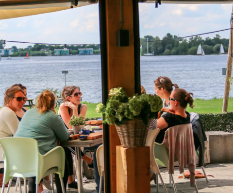 Terrasse au bord de l'eau - Recreatiepark Riverside - Vodatent - Appeltern, Gelderland, Pays-Bas