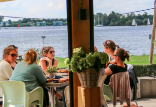 Terrasse ved vandet - Recreatiepark Riverside - Vodatent - Appeltern, Gelderland, Holland