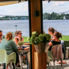 Terraza junto al agua - Parque Recreativo Riverside - Vodatent - Appeltern, Güeldres, Países Bajos