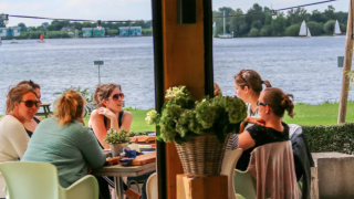 Terraza junto al agua - Parque Recreativo Riverside - Vodatent - Appeltern, Güeldres, Países Bajos