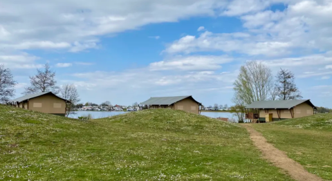 Tiendas cerca del agua - Recreatiepark Riverside - Vodatent - Appeltern, Gelderland, Países Bajos