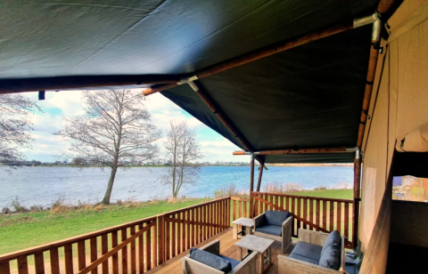 Terrasse de la tente safari avec vue - Recreatiepark Riverside - Vodatent - Appeltern, Gelderland, Pays-Bas