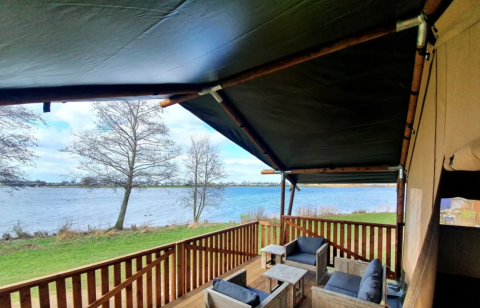 Terraza de la tienda safari con vistas - Recreatiepark Riverside - Vodatent - Appeltern, Gelderland, Países Bajos