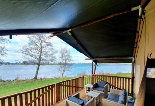 Terrasse de la tente safari avec vue - Recreatiepark Riverside - Vodatent - Appeltern, Gelderland, Pays-Bas