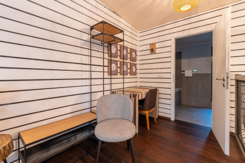 Interieurfoto van een glamping Cottage-kamer met moderne inrichting, houten meubels en badkamer.