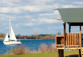 Voilier sur l'eau - Recreatiepark Riverside - Vodatent - Appeltern, Gelderland, Pays-Bas
