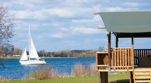 Segelboot auf dem Wasser - Recreatiepark Riverside - Vodatent - Appeltern, Gelderland, Niederlande
