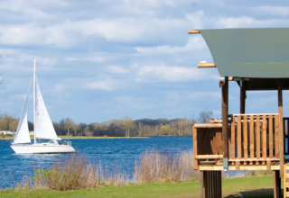 Sejlbåd på vandet - Recreatiepark Riverside - Vodatent - Appeltern, Gelderland, Holland