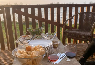 Boissons avec vue - Recreatiepark Riverside - Vodatent - Appeltern, Gelderland, Pays-Bas