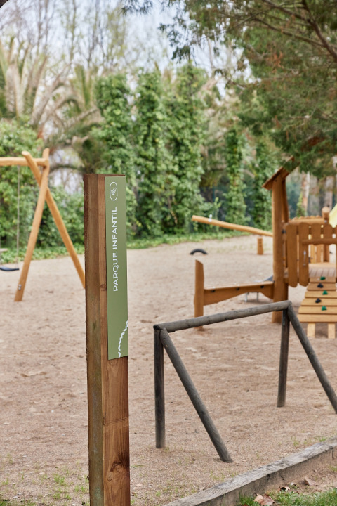 Parco giochi per bambini presso TAIGA Lake Caspe, parco vacanze in Aragona, Spagna, con altalene e strutture gioco.
