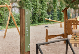Parco giochi per bambini presso TAIGA Lake Caspe, parco vacanze in Aragona, Spagna, con altalene e strutture gioco.
