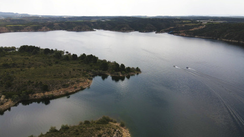 Veduta aerea del villaggio vacanze TAIGA Lake Caspe in Aragona, Spagna, circondato da acqua e natura.