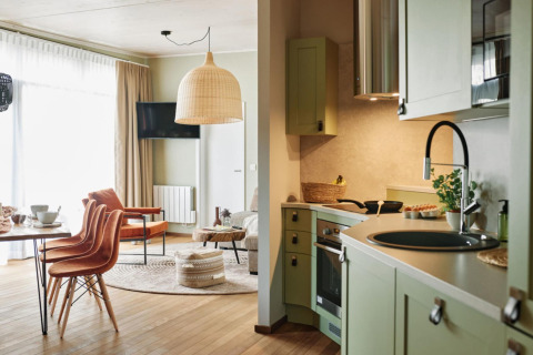 Lichte woonkamer en moderne keuken bij The Easy Accessible Leaf lodge van YourNature, sfeervol ingericht.