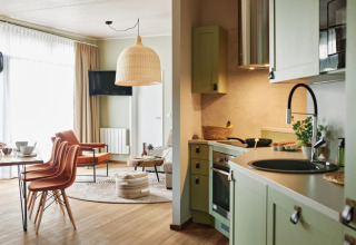 Lichte woonkamer en moderne keuken bij The Easy Accessible Leaf lodge van YourNature, sfeervol ingericht.