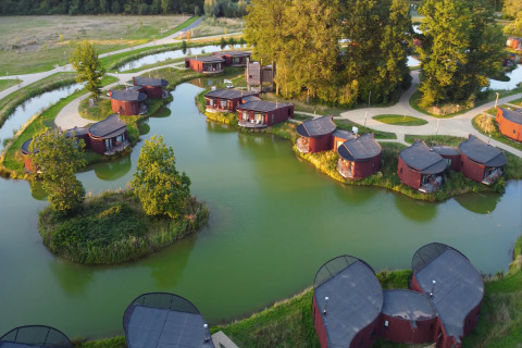 Luchtfoto van The Easy Accessible Leaf-lodges bij YourNature in België, omgeven door vijvers en groen.