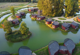 Luchtfoto van The Easy Accessible Leaf-lodges bij YourNature in België, omgeven door vijvers en groen.