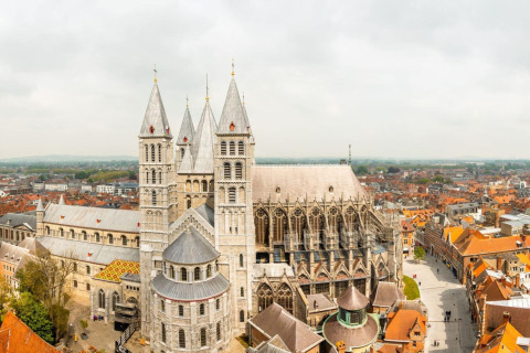 Vista aerea della Cattedrale di Tournai in Belgio con la sua imponente architettura e città circostante.