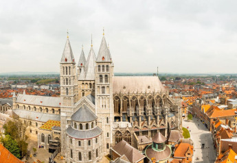 Vista aerea della Cattedrale di Tournai in Belgio con la sua imponente architettura e città circostante.