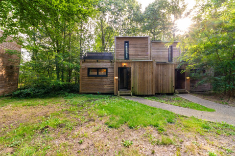 Modern houten huisje in bosrijke omgeving, onderdeel van The Cottage glampingaccommodatie van YourNature.