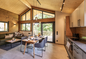 Chalet moderno 'Bungalow' in Germania con cucina aperta, zona pranzo, soggiorno accogliente e ampie finestre.