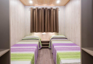 Due letti singoli in una stanza luminosa nella casa mobile Camping Solmar - XALET CONFORT in Spagna.